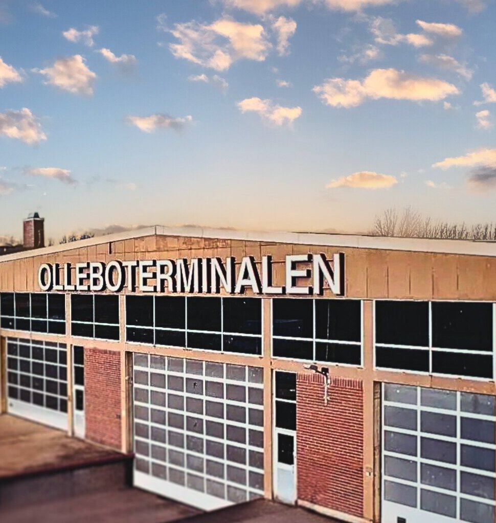 Olleboterminalen med skylt på fasad mot vacker himmel