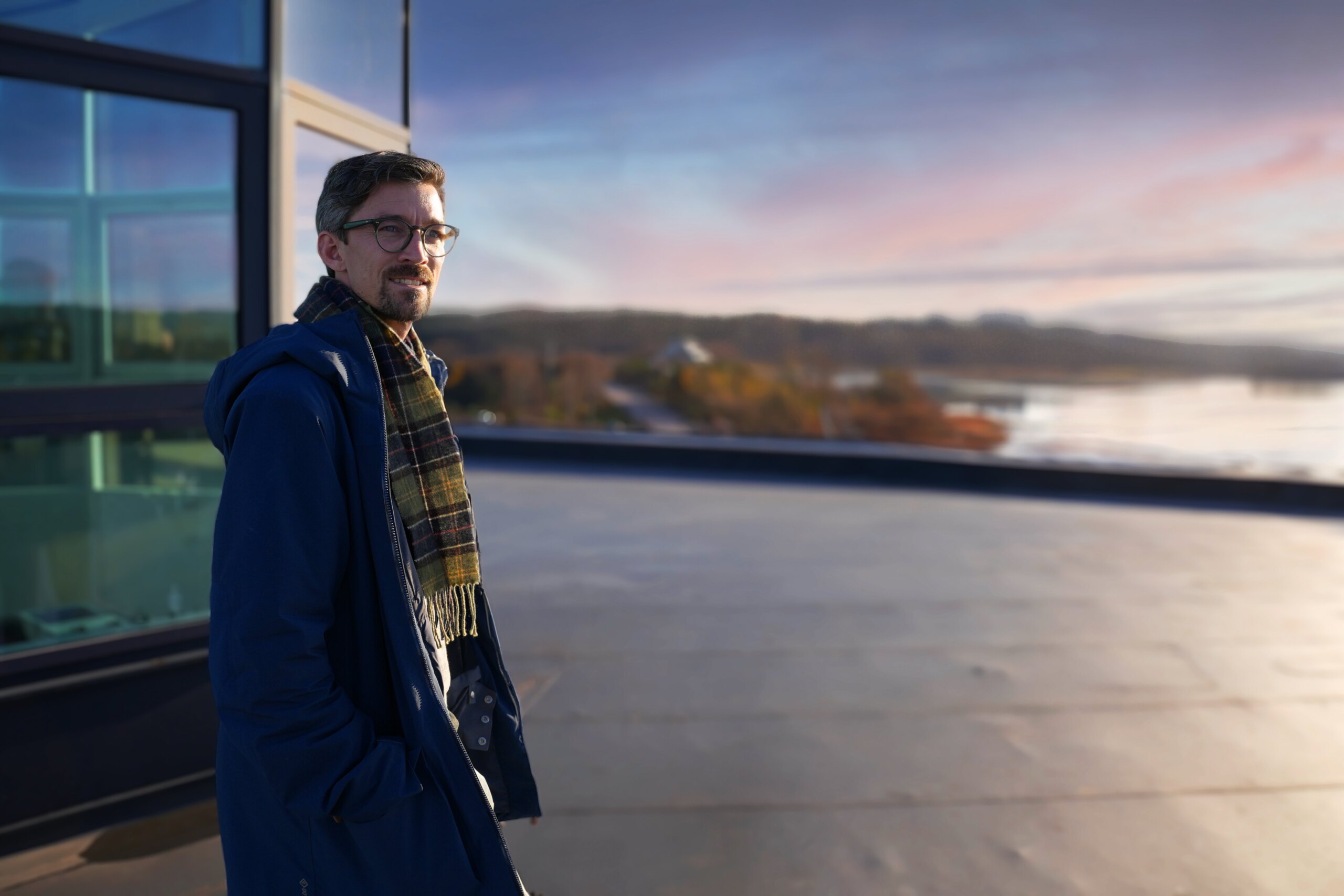 Erik Fischer på taket på Stenunge Allé